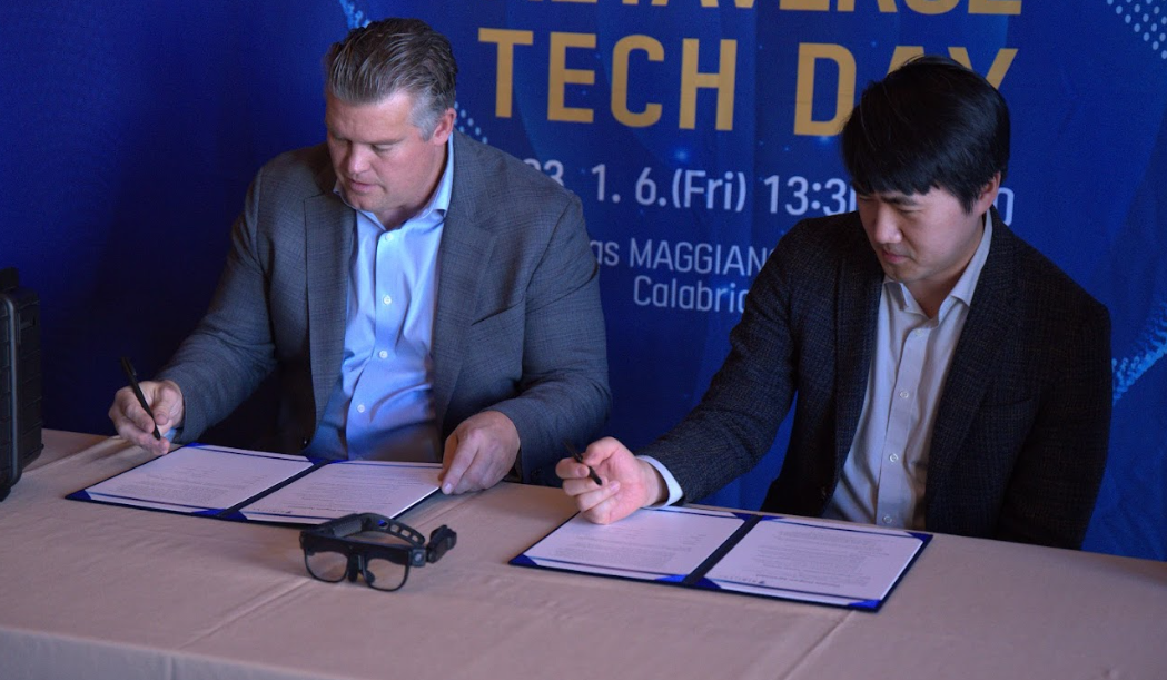 VIRNECT and DigiLens Partnership Signature